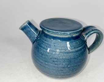 handgetöpferte, blaue Kanne aus Steinzeugton, hübsche Teekanne für 600ml Inhalt,