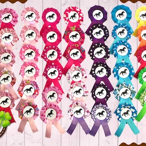 Könnte beinhalten: Eine Sammlung bunter Rosettenbänder mit einer Pferdesilhouette auf einem weißen Knopf. Bänder in verschiedenen Farben, darunter Rosa, Lila, Blau und Grün. Jedes Band hat ein anderes Muster und Bandstil. Für Reitveranstaltungen.