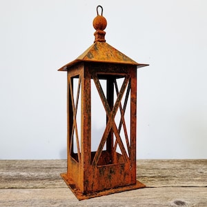 Metalen kaarslantaarn, lantaarntuindecoratie, metalen tuinhuislantaarn, metalen lantaarn voor terras, roestkleurige lantaarn, rustieke lantaarn