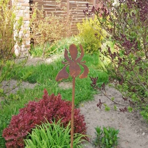 Palo giardino iris in metallo, arte giardino fiorito in metallo, segno giardino arrugginito, arredamento cortile in metallo, arredamento giardino arrugginito, palo del giardino fiorito arrugginito