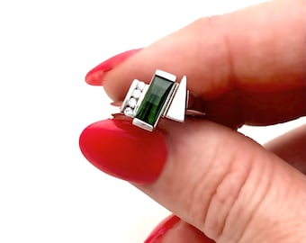 Anillo vintage de oro blanco macizo de 14k con turmalina verde talla baguette y 4 diamantes talla redonda. Diseño geométrico triangular. Diseñador BIJ. Talla 7.