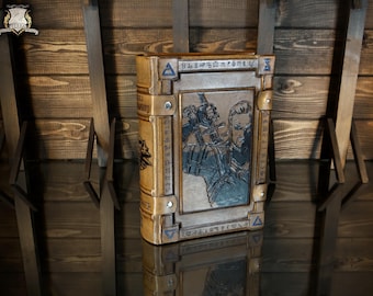 OBO - The Witcher 2 en 1 – Andrzej Sapkowski, Peinture sur tranche, Couverture en cuir, Bloc sculpté + Coffret en bois