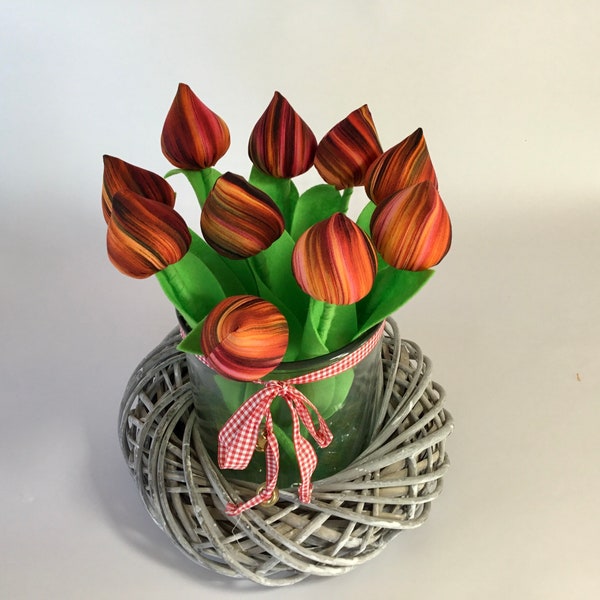 Ein Frühlingsstrauß aus 10 Stoff-Tulpen handgefertigt