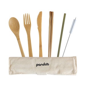 Könnte beinhalten: Ein Set Bambus-Besteck in einem beigefarbenen Canvas-Etui mit dem aufgedruckten Wort "pandoo". Das Set enthält einen Löffel, eine Gabel, ein Messer, Essstäbchen und einen Strohhalm mit Reinigungsbürste.
