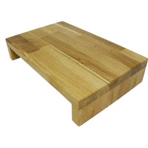 Könnte beinhalten: Ein rechteckiger Holzaufsteller mit hellbraunem Finish. Der Aufsteller hat eine flache Oberseite und zwei kurze Beine an jedem Ende. Die Holzmaserung ist auf der Oberfläche sichtbar. Dieser Artikel eignet sich zum Anheben von Gegenständen.