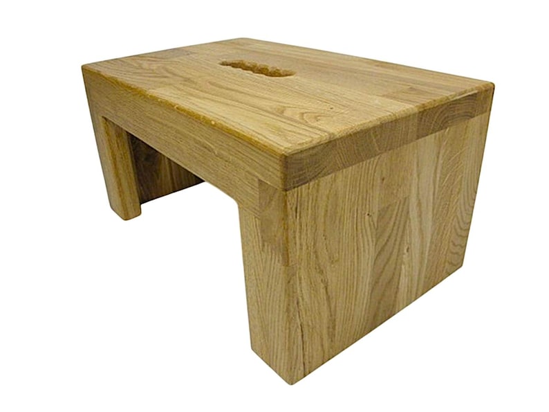 K&ouml;nnte beinhalten: Ein heller Holztritt mit rechteckiger Oberseite und Griff. Der Hocker hat ein schlichtes, modernes Design mit stabilem Fu&szlig; und ist aus Naturholz gefertigt. Der Hocker ist etwa 30 cm hoch.