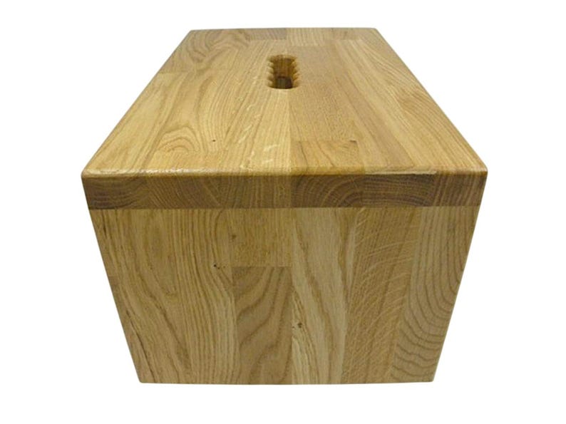 K&ouml;nnte beinhalten: Eine rechteckige Holzkiste in hellem Braun. Sie hat einen eingelassenen Griff auf der Oberseite und besteht aus mehreren Holzst&uuml;cken. Die Holzmaserung ist im gesamten Design sichtbar.