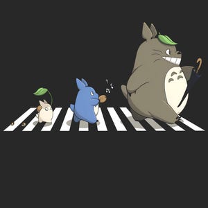 Puede incluir: Ilustraci&oacute;n de tres criaturas parecidas a Totoro cruzando un paso de cebra. El m&aacute;s grande, gris, lleva un paraguas y una hoja. Un Totoro azul toca un instrumento musical, y un peque&ntilde;o Totoro blanco tiene una hoja.