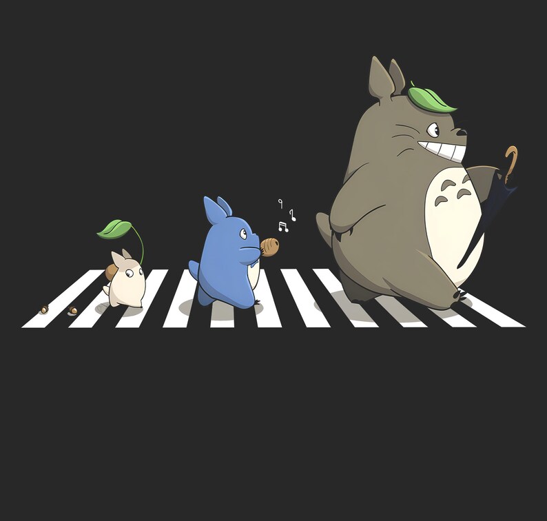 Puede incluir: Ilustraci&oacute;n de tres criaturas parecidas a Totoro cruzando un paso de cebra. El m&aacute;s grande, gris, lleva un paraguas y una hoja. Un Totoro azul toca un instrumento musical, y un peque&ntilde;o Totoro blanco tiene una hoja.