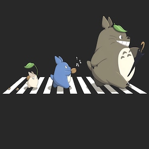 Puede incluir: Ilustraci&oacute;n de tres criaturas parecidas a Totoro cruzando un paso de cebra. El m&aacute;s grande, de color gris, sostiene un paraguas y lleva una hoja. Las criaturas m&aacute;s peque&ntilde;as son de color beige claro y azul. El fondo es negro.