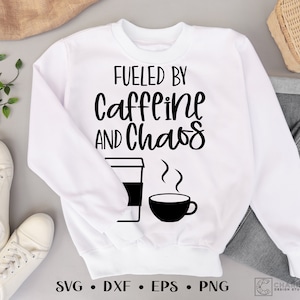 Alimentado por la cafeína y el caos SVG, Humor del café, Café Svg, Caos Svg, Decoración para amantes del café, Decoración de cafetería, Me encanta beber café humorístico,