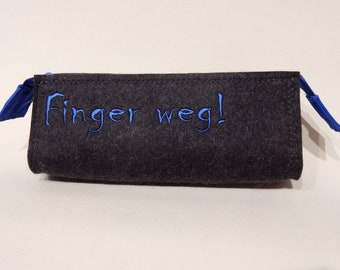 Finger weg! - schwarzes Federmäppchen, bestickt, gefüttert, 3mm Wollfilz