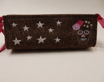 braunes Federmäppchen, bestickt, gefüttert, 3mm Wollfilz - Totenkopf