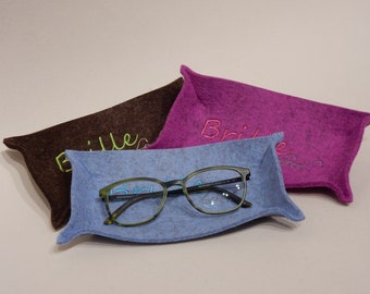 Glasses holder, 3 mm wool felt, customizable, embroidered
