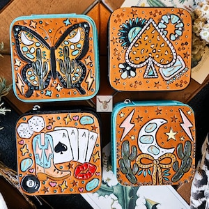 Kleiner, punzierter Lederaufnäher auf einem Reise-Schmucketui, Rindsleder, Schmuckaccessoires, Western, Cowgirl, Country Girl, Sonnenblume, Stier, Kaktus, Türkis