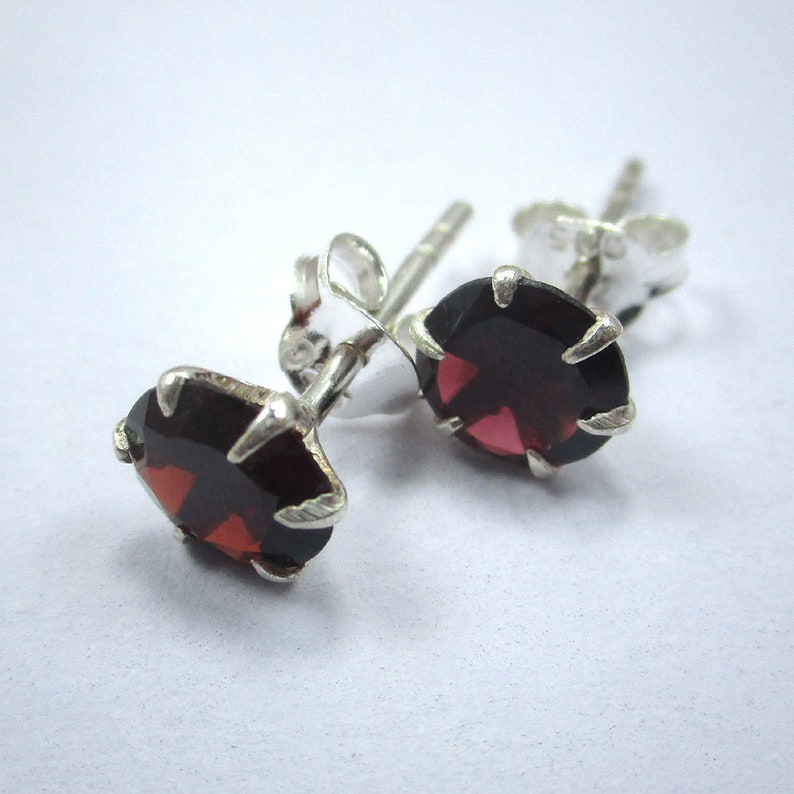 Brand New 925 Pure Solid Silver Jewelry Beautiful Red Color Genuine Garnet Gemstone Stud Earrings