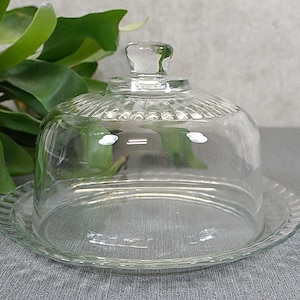 Cloche à fromage et son plateau Arcoroc, série Octime