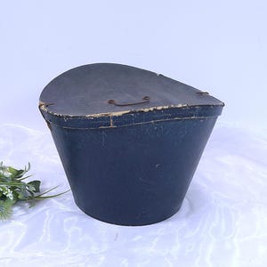 alte shabby Hutschachtel, Hutmacherschachtel, Box mit Zylinder, Hut - Deutscher Hut-Vertrieb - 20er/ 30er Jahre