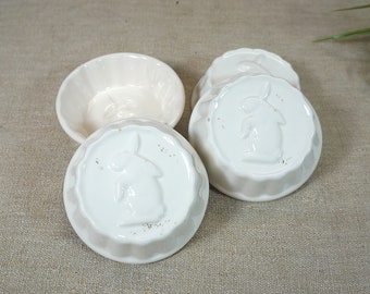 4 kleine Keramikformen, Puddingformen, Schälchen - mit Hasen-Motiv - 80er Jahre