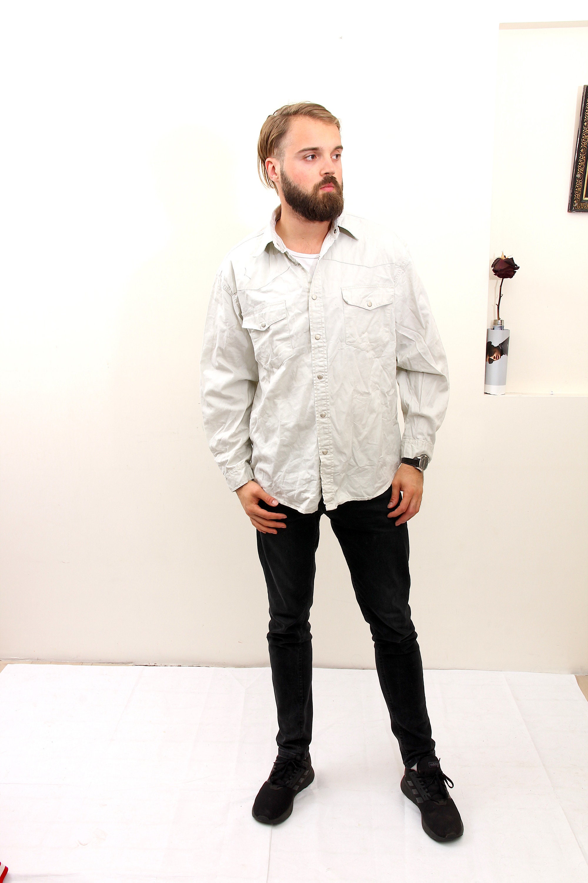 80s white shirt and jeans