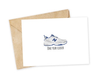 Un año más cerca - Tarjeta de felicitación de New Balance, tarjeta de cumpleaños divertida, tarjeta de broma de papá, tarjeta hecha a mano, tarjeta de felicitación con juego de palabras, zapatos de papá