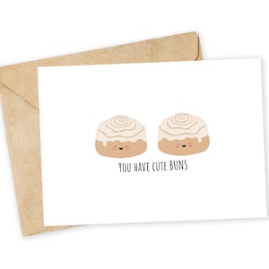 Sie haben CUTE BUNS - Cinnamon Roll Grußkarte, Paar-Karte, handgemachte Karte, Foodie-Karte, Valentinstagskarte, Wortspielkarte, Lustig, Rolle, Brötchen
