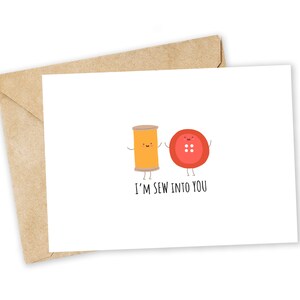 Je suis SEW into you - couture carte de voeux, carte de bonheur, carte je t'aime, carte de fin gourmet, carte d'anniversaire, carte de jeu de mots ringard, carte de voeux de petit garçon