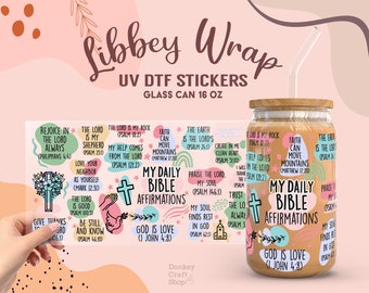 Peut inclure: Un bocal en verre avec un couvercle en bois et une paille, enveloppé d'un autocollant UV DTF. L'autocollant présente du texte et des graphiques colorés de versets bibliques et d'affirmations. Le bocal est de 473 ml.