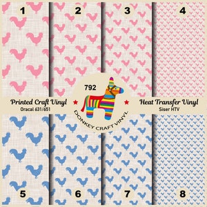 Könnte beinhalten: Acht Vinylbögen mit Mustern. Die Designs zeigen rosa und blaue Hahnsilhouetten und kleine rosa und blaue Pfeilformen auf beigem Leinen-Textur-Hintergrund. Der Text lautet "Printed Craft Vinyl" und "Heat Transfer Vinyl".