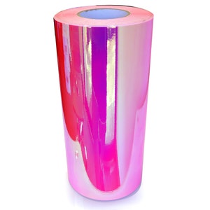 Puede incluir: Un rollo de pel&iacute;cula de vinilo rosa iridiscente con un acabado brillante. La pel&iacute;cula est&aacute; enrollada y tiene un n&uacute;cleo blanco.