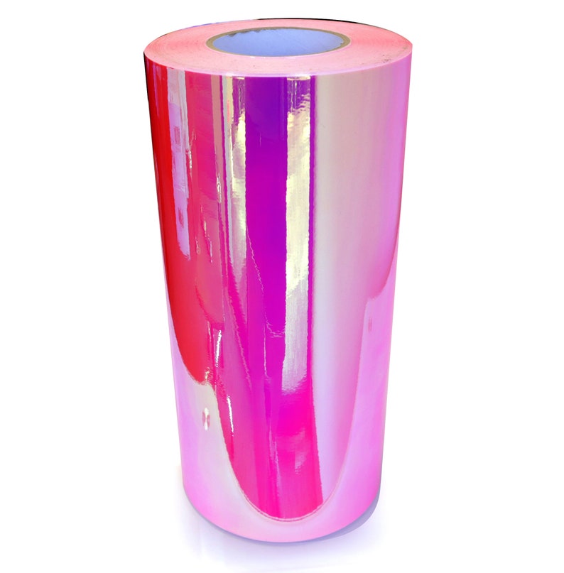 Puede incluir: Un rollo de pel&iacute;cula de vinilo rosa iridiscente con un acabado brillante. La pel&iacute;cula est&aacute; enrollada y tiene un n&uacute;cleo blanco.