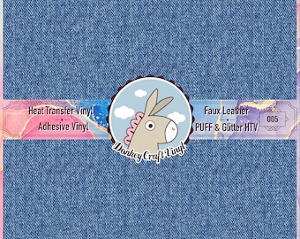 Könnte beinhalten: Zwei Bögen Vinyl mit blauem Denim-Muster. Das obere Blatt ist mit "Heat Transfer Vinyl" und "Adhesive Vinyl" beschriftet. Das untere Blatt ist mit "Faux Leather PUFF & Glitter HTV" beschriftet. Ein kreisförmiges Logo zeigt einen Esel.