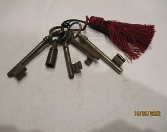 5 antike Schlüssel mit Quaste, Schlüsselbund, rostig, Bartschlüssel, Vierkant, Lederband, Tür, Schrank, vintage, original, selten (3)