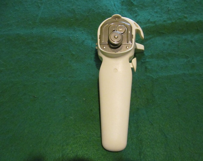 The Pampered Chef 2nd Generation Smooth Edge Manual Can Opener Good