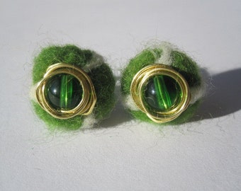 Felt and wire stud earrings green