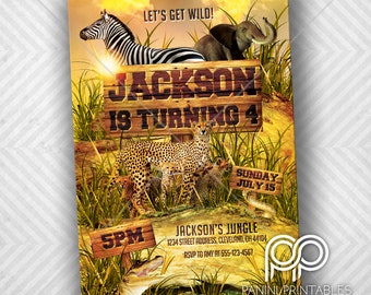 Puede incluir: Una invitación de cumpleaños con temática de selva para un niño que cumple cuatro años. La invitación presenta un letrero de madera con el texto "Jackson cumple 4" e imágenes de una cebra, un elefante, un guepardo y un caimán. La invitación también incluye la fecha y la hora de la fiesta, "Domingo, 15 de julio, 5PM", y la ubicación, "La selva de Jackson, 1234 Street Address, Cleveland, OH 44104".