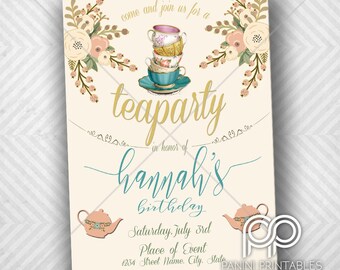 Può includere: Un invito a un tea party con un designo floreale. L'invito presenta una pila di tazze da tè e piattini, una teiera e il testo "Vieni e unisciti a noi per un tea party in onore del compleanno di Hannah. Sabato 3 luglio. Luogo dell'evento: 1234 Street Name, City, State."