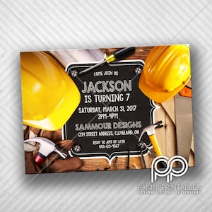 Könnte beinhalten: Geburtstagseinladung zum Thema Bau mit einem schwarzen Tafelhintergrund. Die Einladung lautet "Kommen Sie mit uns Jackson wird 7 Jahre alt Samstag, 31. März 2017 14:00-16:00 Uhr Sammour Designs 1234 Street Address, Cleveland, OH RSVP an Amy bis 3/20 555-123-4567".