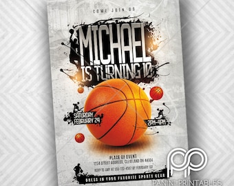 Puede incluir: Una invitación a una fiesta de cumpleaños con temática de baloncesto con un fondo grunge en blanco y negro. La invitación presenta un gran balón de baloncesto naranja con líneas negras y una superposición de texto blanco que dice "Michael cumple 10 años". La invitación también incluye la fecha y la hora de la fiesta, la ubicación y una solicitud de RSVP.