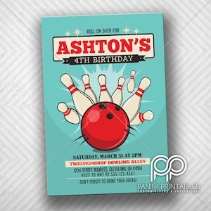 Pode incluir: Um convite de aniversário de bowling azul e vermelho para o 4º aniversário de Ashton. O convite apresenta uma bola de bowling e pinos com o texto "Roll on over for Ashton's 4th Birthday". O convite inclui a data, a hora e o local da festa, bem como um contato para RSVP.