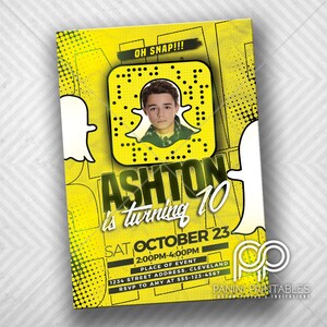 Peut inclure: Une invitation d'anniversaire jaune et verte avec un logo Snapchat et une photo d'un garçon. L'invitation dit "OH SNAP!!! Ashton a 10 ans. SAM. OCTOBRE 23 14h00-16h00 LIEU DE L'ÉVÉNEMENT 1234 ADRESSE, CLEVELAND RSVP À AMY AU 555-123-4567 PANINI PRINTABLES FLYERS ET INVITATIONS PERSONNALISÉS"