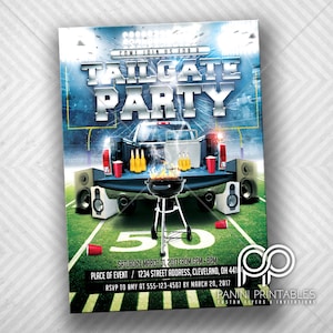 Puede incluir: Una invitación a una fiesta de tailgate de fútbol azul y blanco con una camioneta pickup, una parrilla y altavoces. El texto dice "Ven a unirte a nosotros para una fiesta de tailgate" e incluye la fecha, la hora y la ubicación del evento.