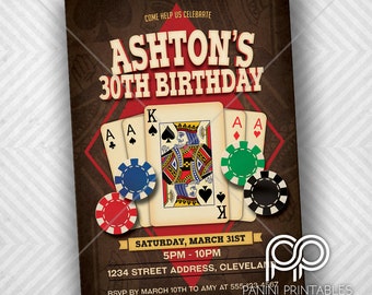 Puede incluir: Una invitación marrón y roja con temática de casino. La invitación dice "Ashton's 30th Birthday" y presenta cartas de juego y fichas de póquer. El texto dice "Sábado, 31 de marzo, 17:00-22:00, 1234 Street Address, Cleveland, RSVP antes del 10 de marzo a Amy al 555-123-4567, Panini Printables, Flyers e invitaciones personalizados."