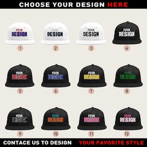 Puede incluir: Una colección de doce gorras de béisbol, cada una con el texto "YOUR DESIGN" en varios colores. Las gorras son blancas o negras, con texto en rojo, azul, amarillo, verde, naranja y rosa. La imagen incluye el texto "CHOOSE YOUR DESIGN HERE" y "CONTACT US TO DESIGN".
