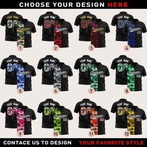Puede incluir: Una colección de polos negros con patrones de camuflaje personalizables con nombre y nombre del equipo. Las camisetas presentan diferentes combinaciones de colores, incluyendo diseños de camuflaje rojo, azul, verde y amarillo. El texto "CHOOSE YOUR DESIGN HERE" está en la parte superior.