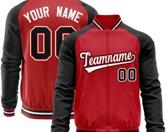 Puede incluir: Chaqueta de béisbol roja y negra con una franja blanca en el cuello y los puños. La chaqueta tiene una cremallera y un nombre de equipo y un número en la parte delantera. La parte posterior de la chaqueta tiene un espacio en blanco para un nombre y un número.