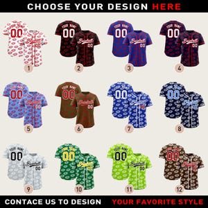 Puede incluir: Una selección de camisetas de béisbol con varios diseños, incluyendo estampados de labios, colores lisos y patrones. Cada camiseta tiene un número y la opción de añadir un nombre. El texto "CHOOSE YOUR DESIGN HERE" está en la parte superior.