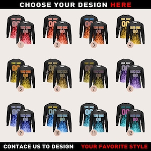Op de afbeelding: Zwarte shirts met lange mouwen met vlamontwerpen in verschillende kleuren, waaronder rood, oranje, geel, blauw en paars. Elk shirt heeft een nummer en tekst op de voor- en achterkant. De tekst "CHOOSE YOUR DESIGN HERE" staat bovenaan.