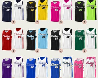 Puede incluir: Doce diseños diferentes de camisetas de baloncesto con la palabra "Custom" y el número "00" en la parte delantera. Las camisetas son de varios colores, incluyendo rojo, azul, verde, amarillo, rosa y blanco.