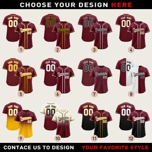 以下が含まれることがあります： さまざまな色の組み合わせでカスタマイズ可能な野球のユニフォームのセレクション。各ユニフォームには、名前、チーム名、番号を入力するスペースがあります。ストライプや無地など、さまざまなデザインオプションが表示されています。